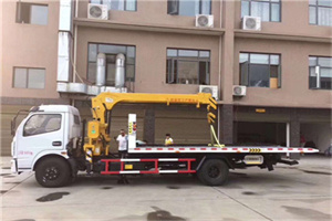 巴塘附近汽车轮胎更换